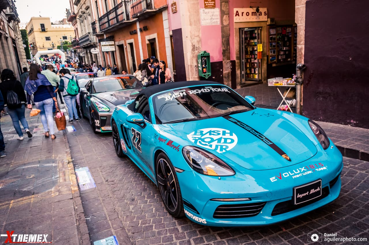 Los Porsche también tuvieron una gran presencia, 
<b>como este 718 Boxster </b>en este peculiar color azul.