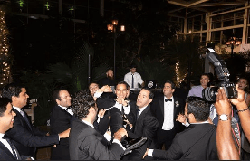 El novio no se salvó de las travesuras de los caballeros que lo acompañaron en el festejo.