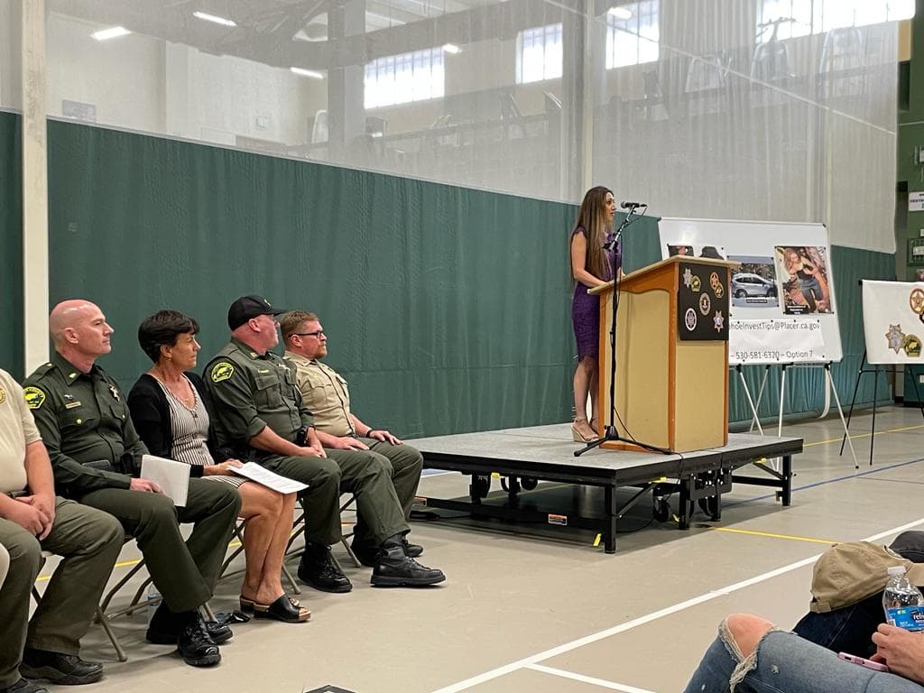 Además, este día se informó que posiblemente también visitiera una sudadera en color negro con estampado al frente y atrás.