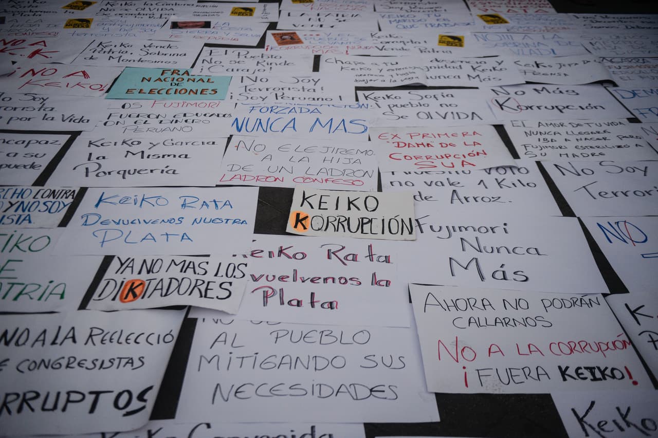 Carteles colocados en una protesta en contra de la candidatura presidencial de Keiko Fujimori, hija de Alberto Fujimori.