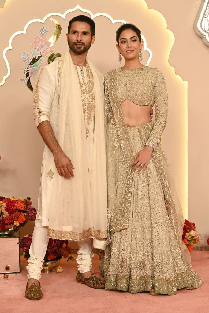 El actor de Bollywood Shahid Kapoor con su esposa Mira Rajput.
<br>
<br>El matrimonio culminó meses de eventos nupciales que incluyeron actuaciones de estrellas del pop como Rihanna y Justin Bieber. El primer ministro 
<b><a href="https://www.univision.com/noticias/mundo/elecciones-india-narendra-modi">Narendra Modi asistió</a></b> a una recepción organizada por los Ambani el sábado por la noche.
<br>
<br>Los Ambani organizaron una "ceremonia de bendición" para que los amigos y familiares conocieran a la pareja y les desearan una feliz vida matrimonial.
<br>