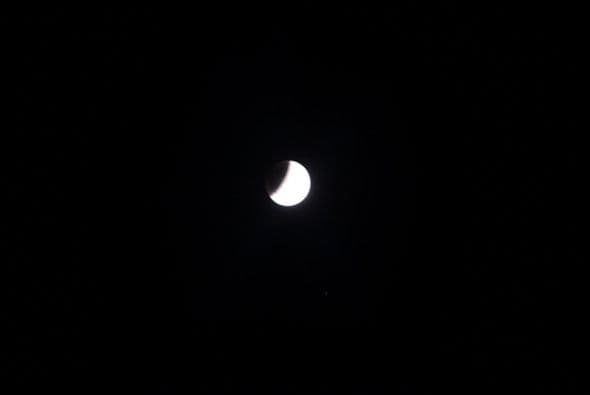 La luna se ve durante las primeras fases de un eclipse total de Luna de la ciudad de Tegucigalpa, Honduras.