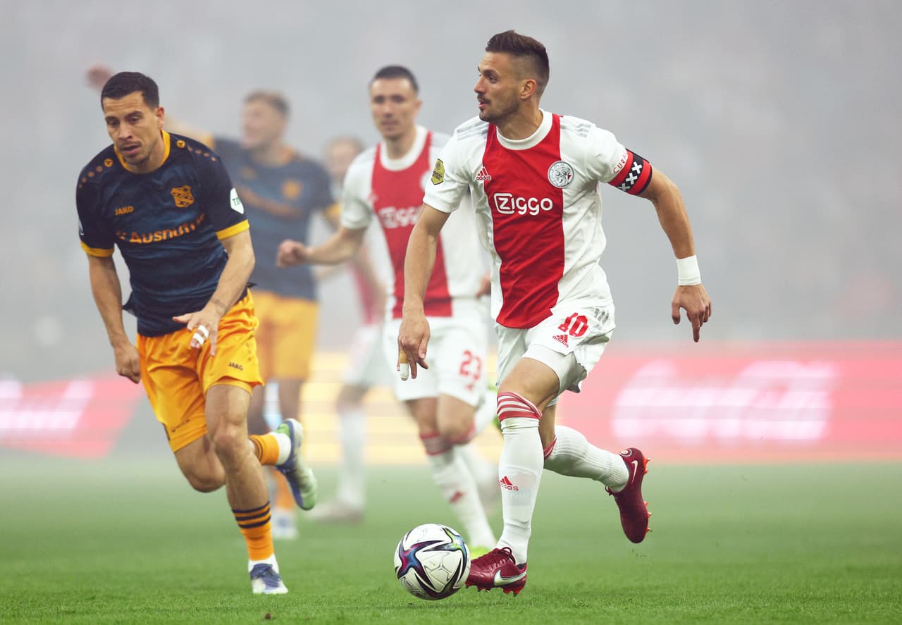 Edson Álvarez metió el quinto gol que redondeó la goleada del Ajax sobre un triste Heerenveen que solo fue comparsa para que alcen un nuevo título de Eredivisie pese al triunfo del PSV.