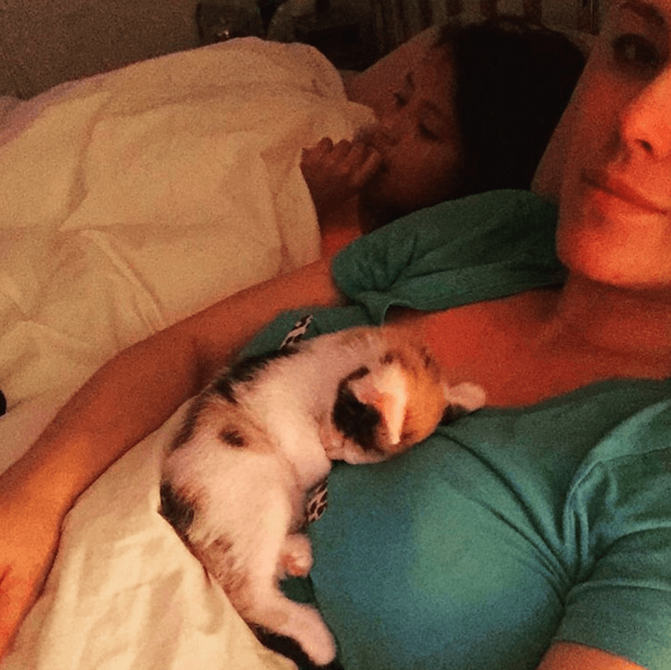 Alicia Machado y su pequeña Dinorah Valentina Hernández disfrutaron con su gatita Rosy de un sábado de películas y mucho descanso.