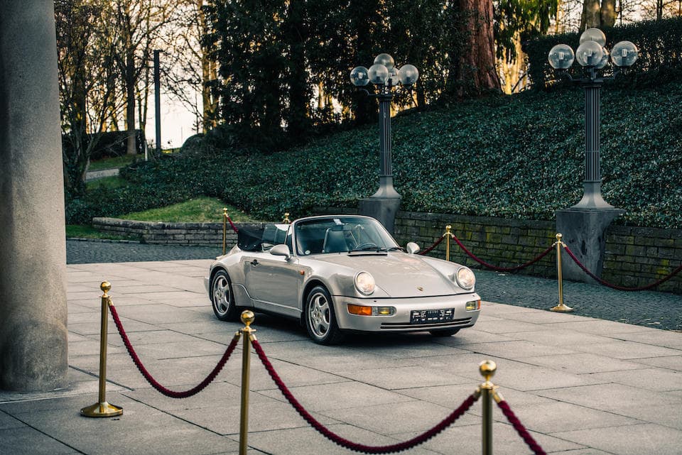 Se trata de un
<b> Porsche 964 WTL Cabriolet</b> que ‘El Diego’ compró en noviembre de 1992 tras su llegada a la liga española como nuevo jugador del Sevilla.