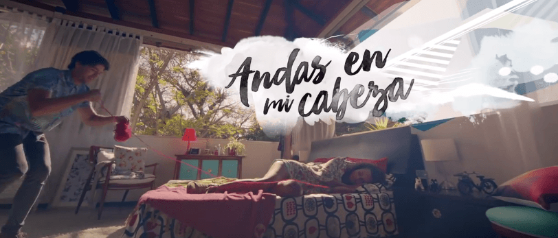 #9 Mientas tu chica está durmiendo, colócale un cordón rojo en el dedo anular.