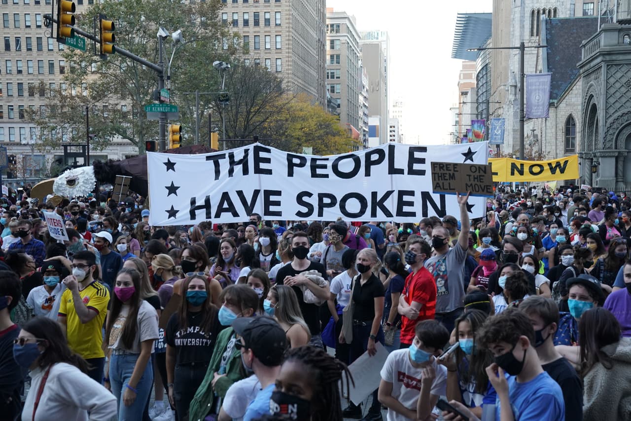 Cientos de personas se lanzaron a las calles de Filadlefia portando carteles como "El pueblo ha hablado" .