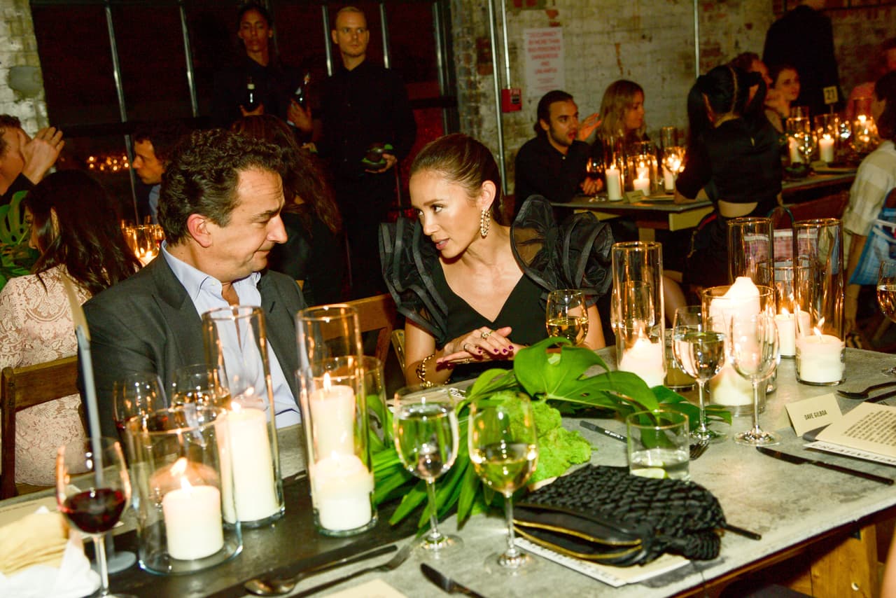 Tras la noticia de la separación, 
<a href="https://www.eonline.com/news/1151678/how-ashley-olsen-is-supporting-twin-sister-mary-kate-through-ugly-divorce" target="_blank">E! Online</a> dio a conocer que Mary-Kate Olsen estaría pasando la cuarentena "con su gemela Ashley y un grupo de amigos fuera de la ciudad", informó una fuente.