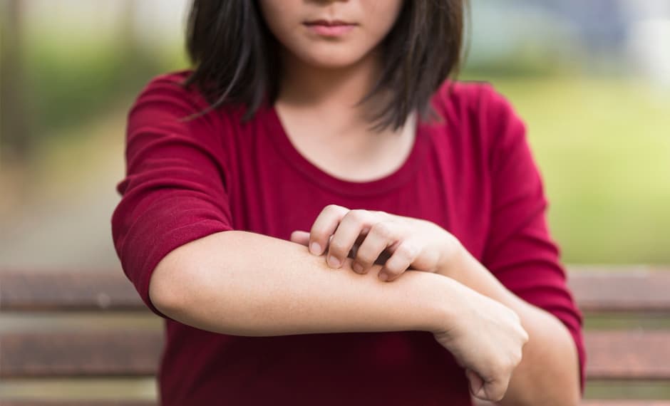 De acuerdo con varios estudios, se ha comprobado que las fragancias pueden provocar reacciones alérgicas, ya sea por el contacto excesivo con el producto o por que la persona tiene demasiada sensibilidad en la piel.