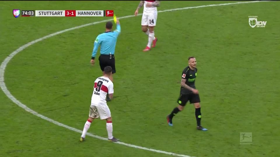 Tarjeta amarilla. El árbitro amonesta a Alexander Esswein de VfB Stuttgart