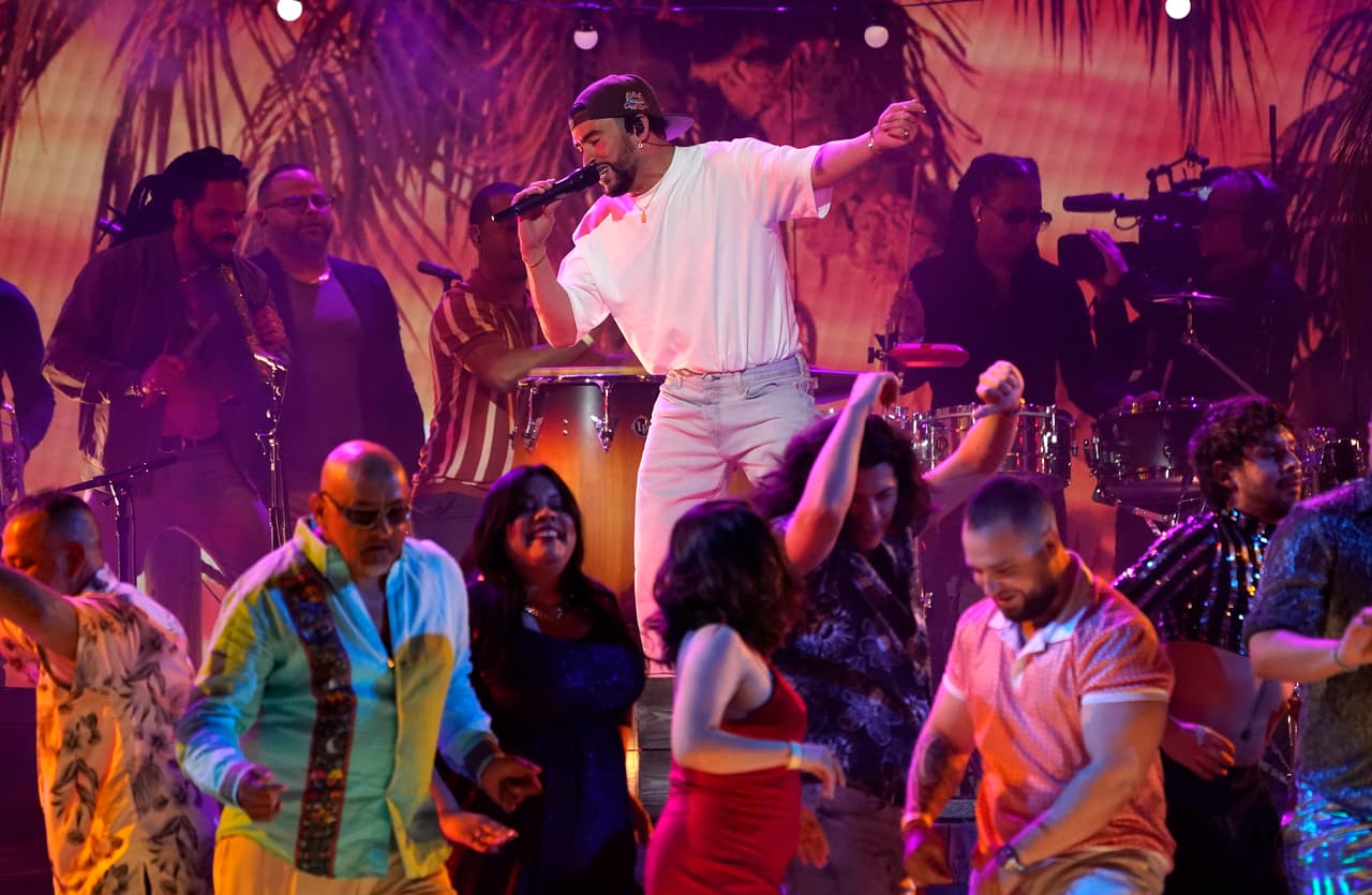 "Yo quiero saber
<b> si los GRAMMY están listos para la verdadera fiesta</b>", gritó durante su animada actuación.
<br>