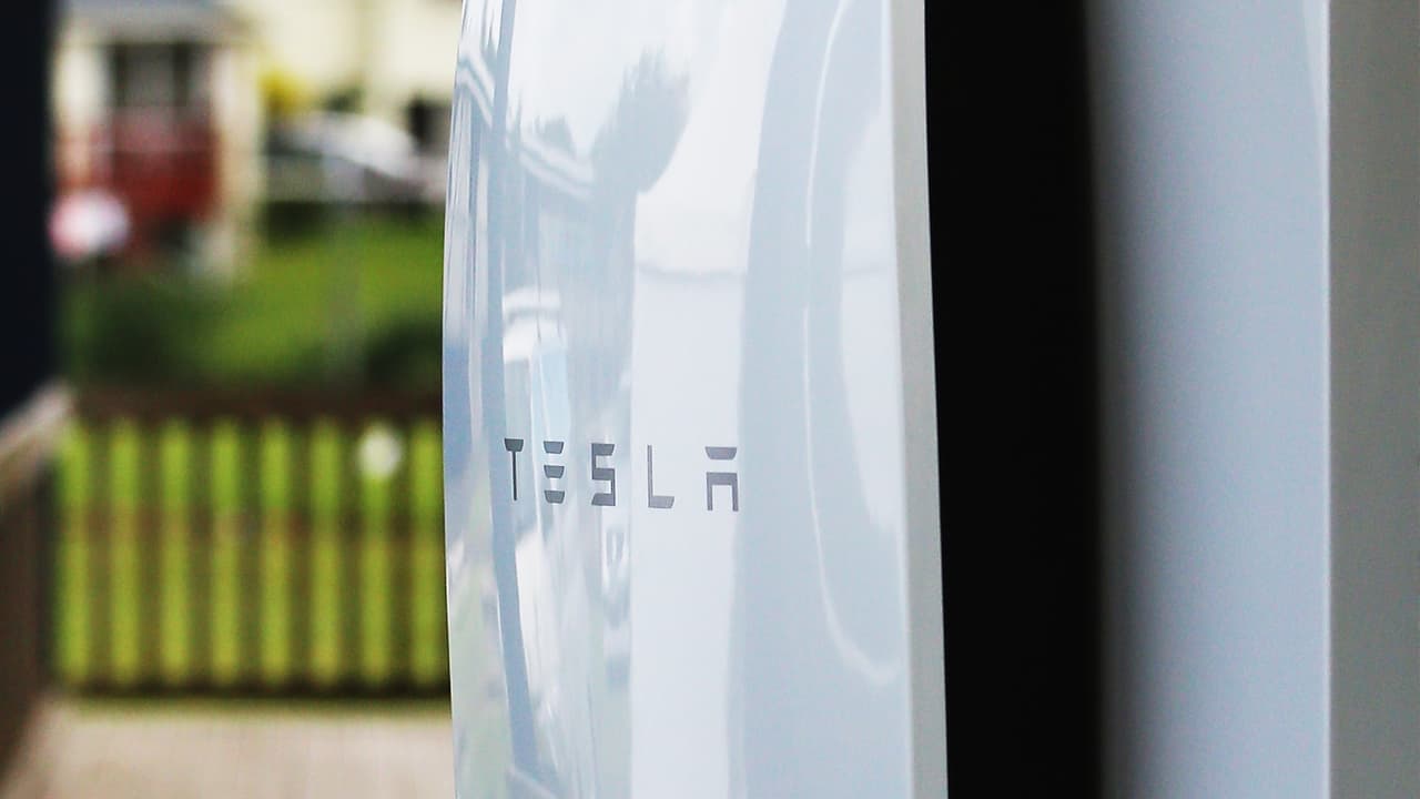 Tesla envía a Puerto Rico sistemas de  baterías para el hogar recargables con energía solar