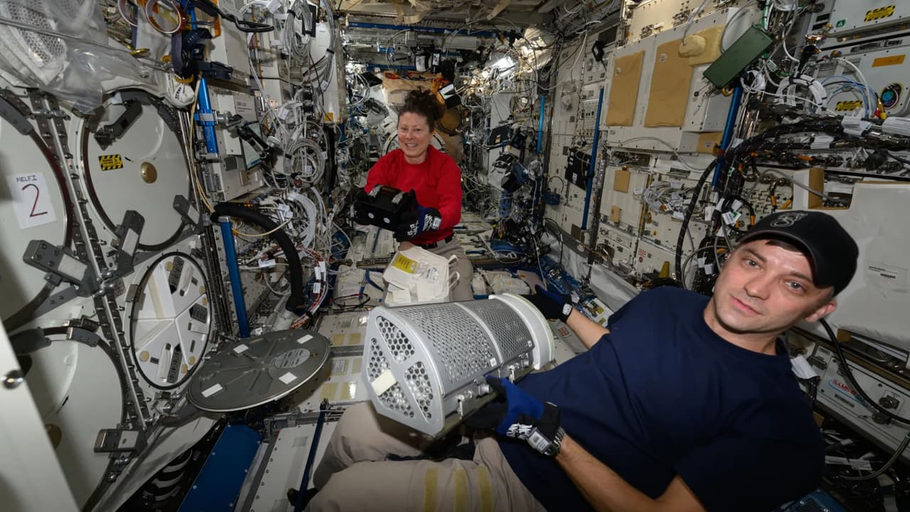 <b>Embalaje de muestras para regreso a la Tierra: </b>Se empacaron muestras congeladas en la cápsula Dragon para su análisis en la Tierra, continuando la investigación científica realizada en el espacio.