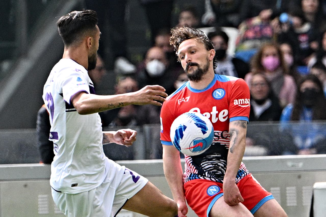 Napoli desperdició la oportunidad de tomar el liderato en Italia en la Serie A al perder en casa por 2-3 ante la Fiorentina; Hirving Lozano jugó en todo el segundo tiempo con poco aporte a la ofensiva.