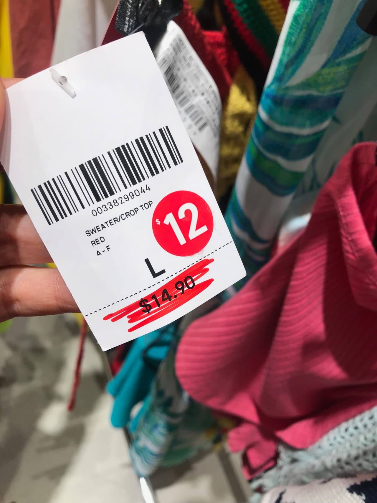 Un empleado en una tienda en Santa Mónica dijo "estamos revisando las piezas y marcando así los descuentos" describiendo cómo una raya roja en la etiqueta significaba un costo de 5 dólares y una raya amarilla anuncia un descuento del 30%.