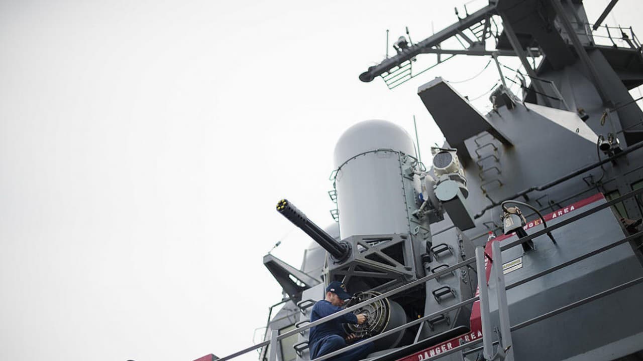 Buques de guerra iraníes interceptaron un destructor estadounidense en aguas del Golfo Pérsico