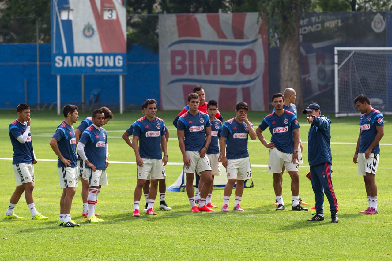 Chivas entrena en Guadalajara y por la tarde viaja a Cancún