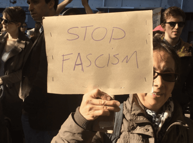 "Alto al facismo", pedía esta mujer al presidente electo Donald Trump, que juramentará al cargo el próximo 20 de enero.