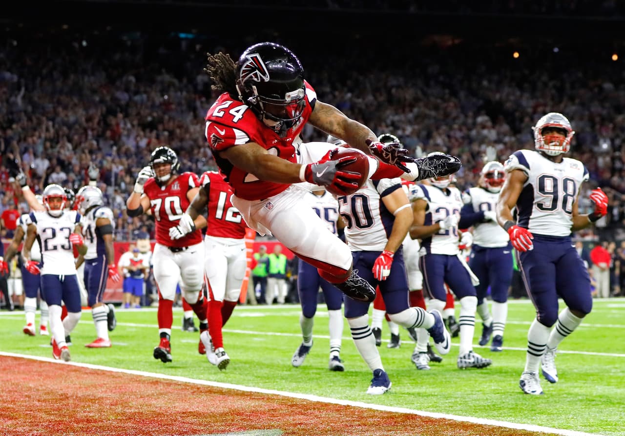 Devonta Freeman dio el primer salto para la ventaja de los Atlanta Falcons en el juego.