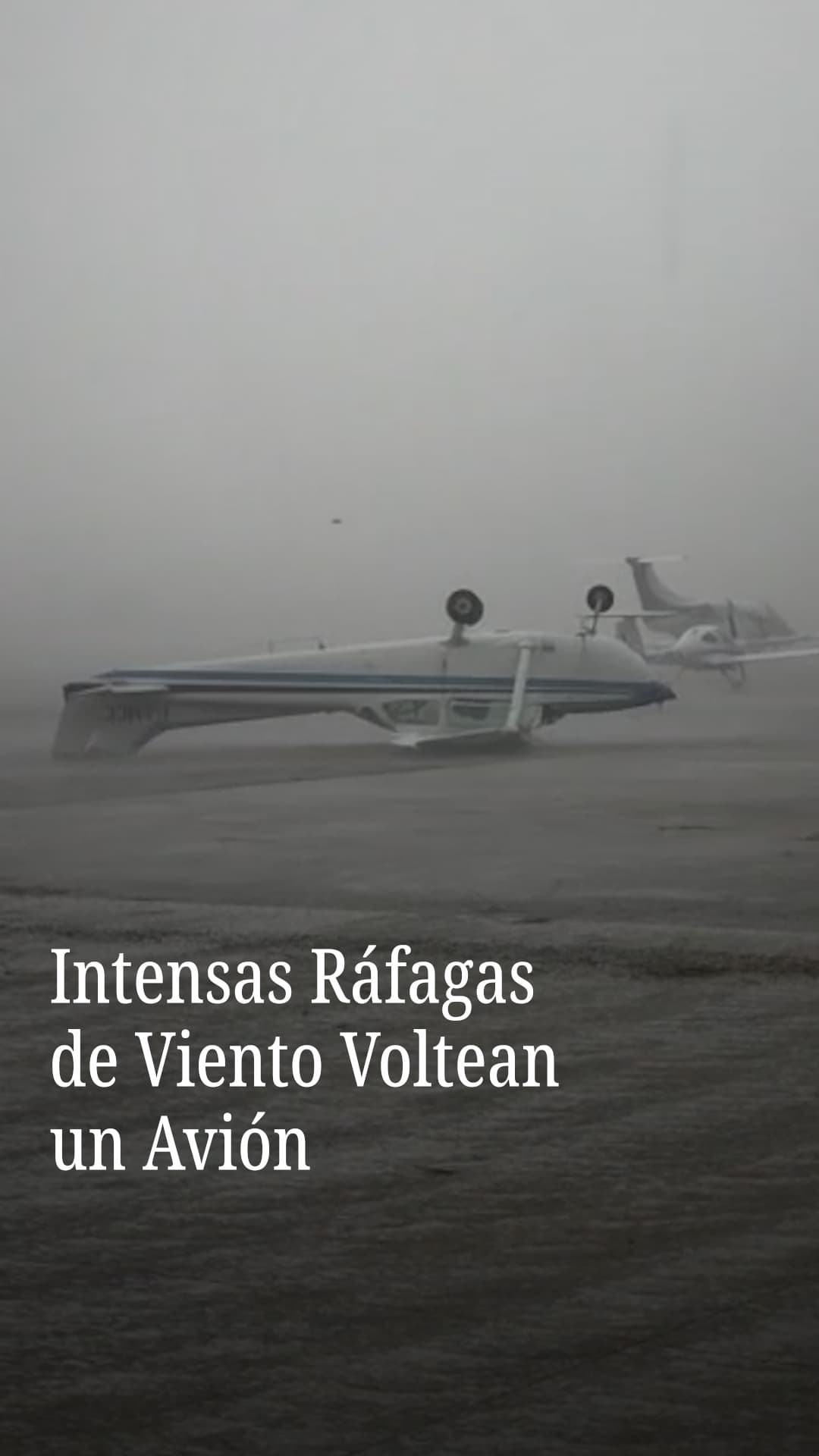 Intensas ráfagas de viento voltean un avión