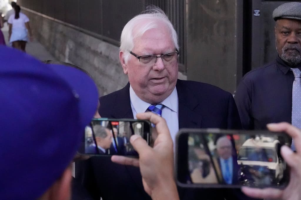 En libertad condicional, Jeffrey Ferguson espera conocer si el jurado creyó su versión de los hechos ocurridos el 3 de agosto de 2023. Testificó en el juicio que ese día
<b>tomó alcohol </b>y discutió con su esposa Sheryl.
<b>Admitió que pelearon</b> porque ella le hizo unos comentarios sobre su hijo mayor, de una relación previa.