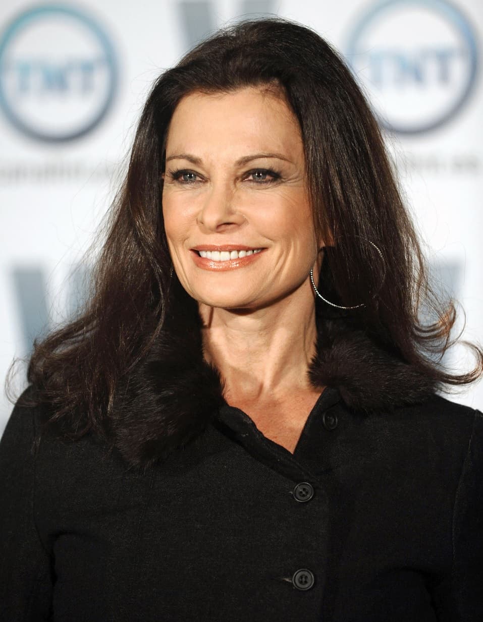 Actualmente,
<b> Jane Badler</b> ya no actúa, sino que canta y sus discos de blues y funk han tenido un gran éxito de ventas en su natal Australia, donde sigue apareciendo en TV, ocasionalemente.