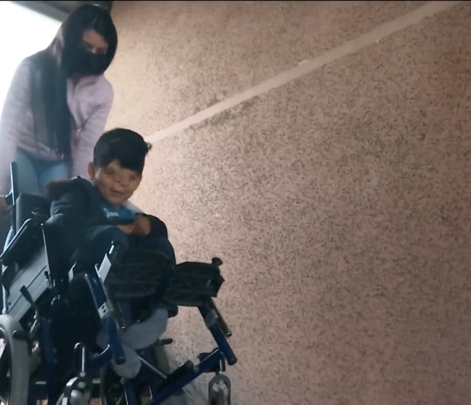 Ante este panorama desolador y tras mucho sufrimiento, Luna decidió no dejarse vencer, por lo que
<b> comenzó a buscar opiniones médicas en internet</b>, con la única intención de darle una mejor calidad de vida a su hijo. 
<br>