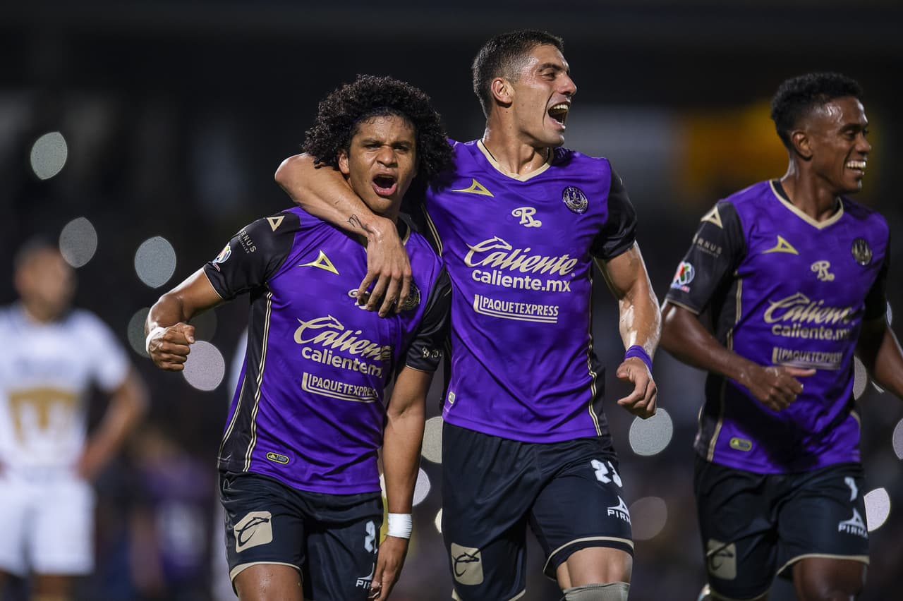 Dani Alves debutó como titular con Pumas en un pletórico estadio Olímpico Universitario en el que apenas pudieron rescatar el empate ante un aguerrido Mazatlán FC gracias a la asistencia del histórico brasileño sobre el final del partido.