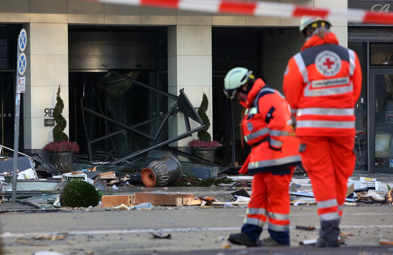 La policía inicilamente no tenía 
<b>claras las causas del incidente</b>, ocurrido sobre las 05:50 am. "Todos los peces de su interior se derramaron sobre la planta baja" del complejo hotelero que alberga el acuario, declaró un portavoz de los bomberos de Berlín citado por la AFP.