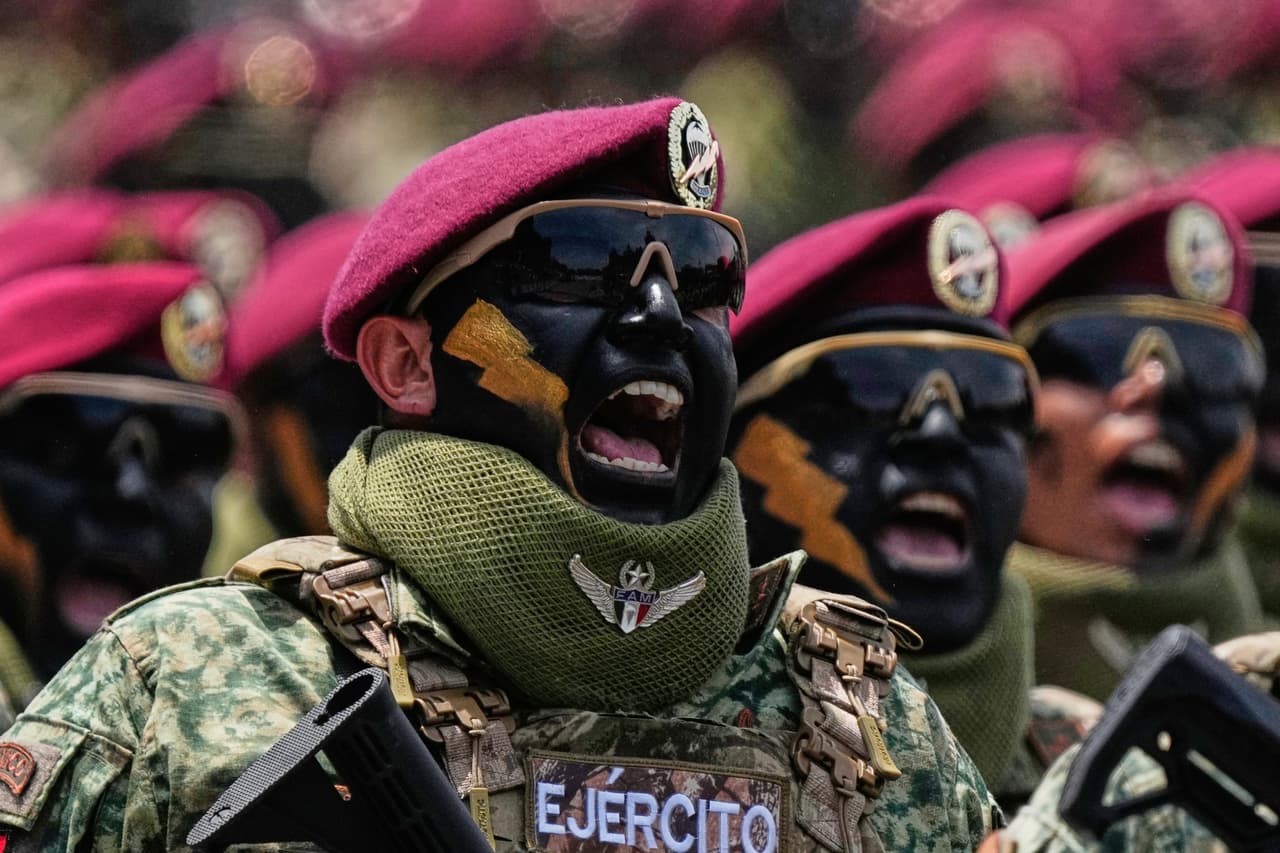 En esta imagen se observa al contingente de los Fusileros Paracaidistas con sus características boinas rojas.