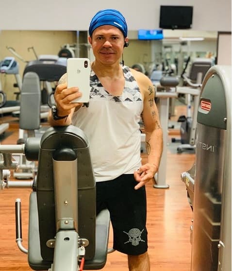 El cantante de regional mexicano sigue en los escenarios, pero dedica a pasar el mayor tiempo con su familia y llevar una vida lo más saludable posible, 
<b><a href="https://www.univision.com/shows/el-gordo-y-la-flaca/jorge-medina-toco-fondo-por-culpa-de-las-fiestas-ahora-el-ejercicio-lo-eleva-hasta-en-potencia-sexual-video" target="_blank">con mucho ejercicio incluido</a></b>.