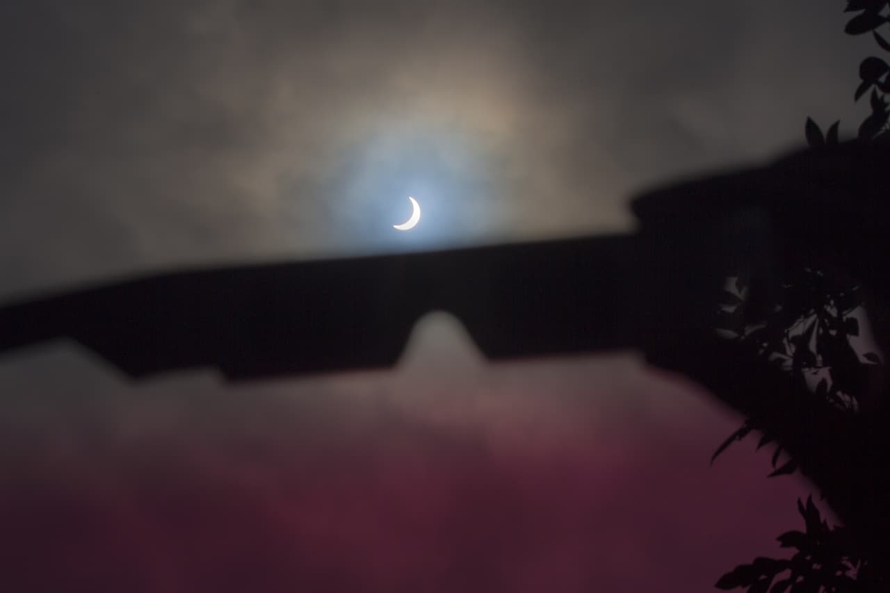 El eclipse parcial desde una nublada California