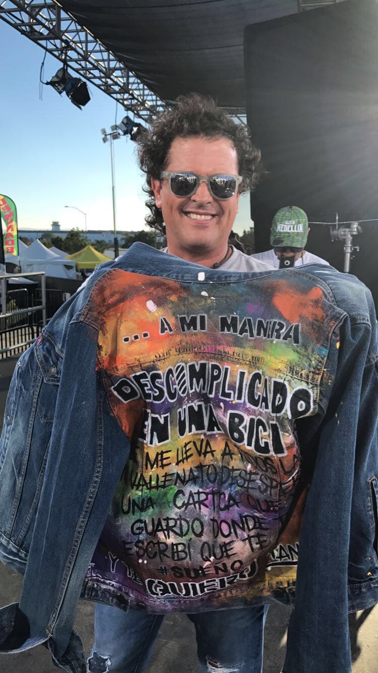 Carlos Vives parece no despegarse de esta emblemática chamarra que llena de colores y graffitis recuerda su más reciente hit, ‘La bicicleta’. Foto: David Maris.