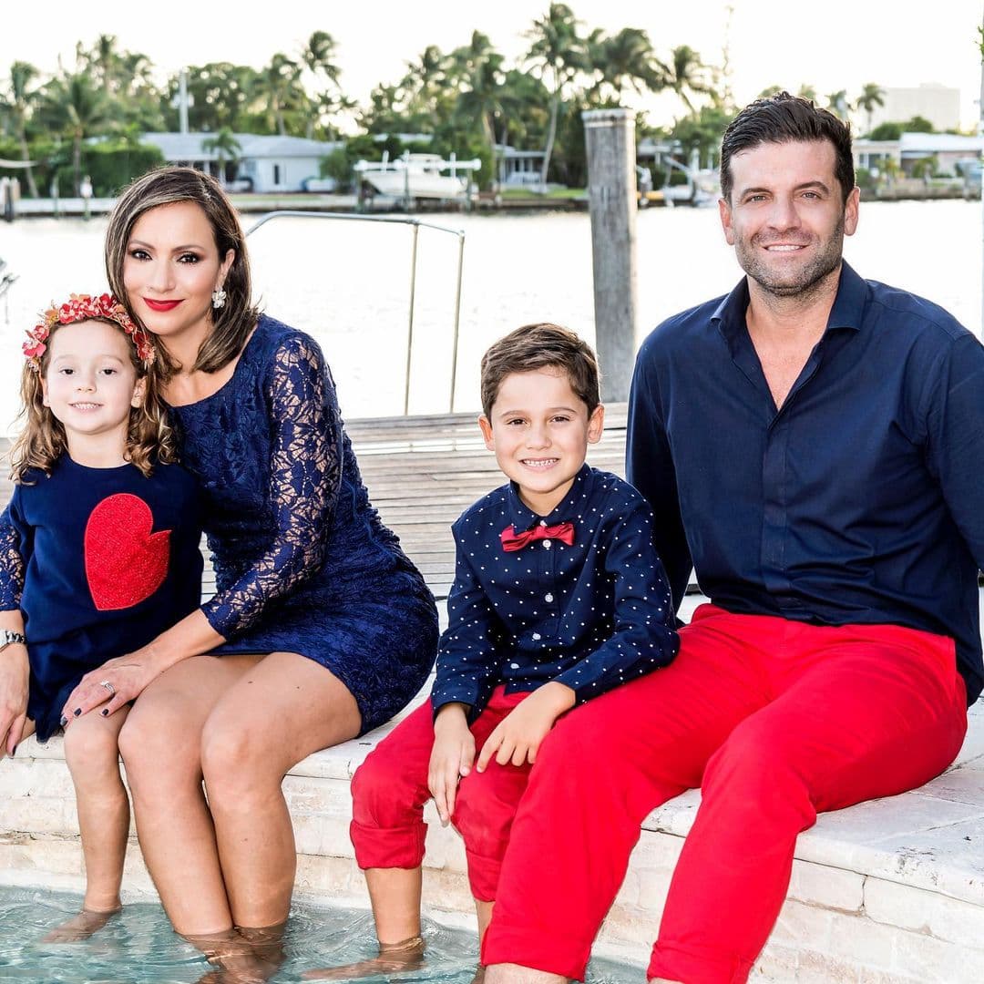 Sin duda, son una hermosa familia. Aunque Satcha comparte poco de sus hijos sabemos lo mucho que ama pasar tiempo junto a ellos. Aquí los vemos posando para su foto navideña de 2020.