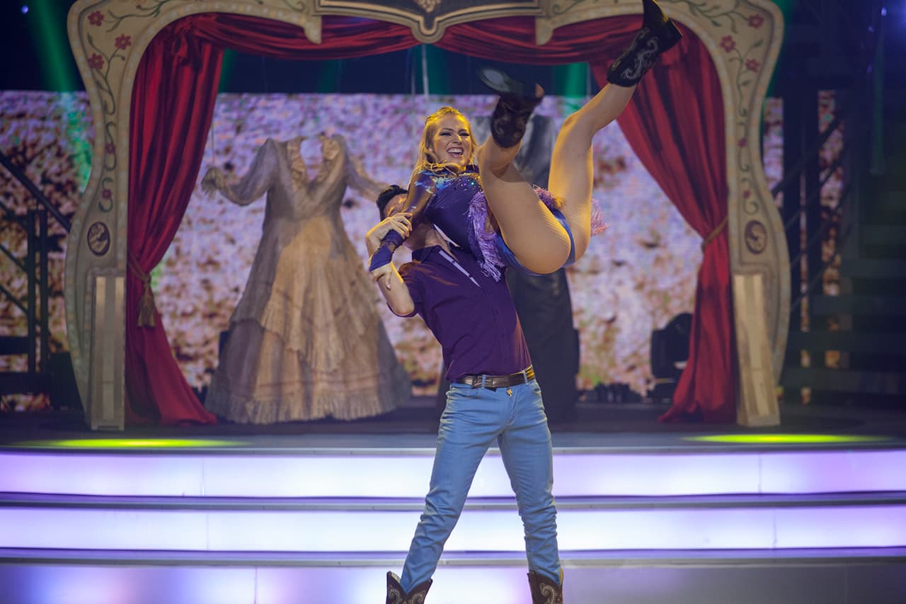 Ahora la actriz presenta un dolor en la zona de las costillas.