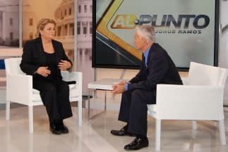 El periodista Jorge Ramos, conductor del programa Al Punto, entrevista a la congresista republicana de Florida, Ileana Ros-Lehtinen.