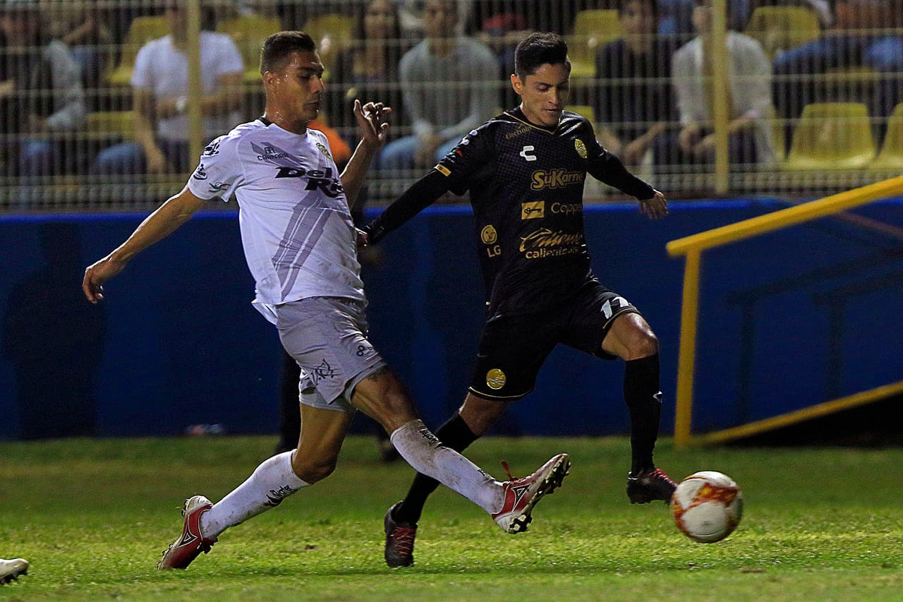 El partido comenzó trabajo, muy peleado por momentos, pero el cuadro local pronto logró conseguir el primer gol.