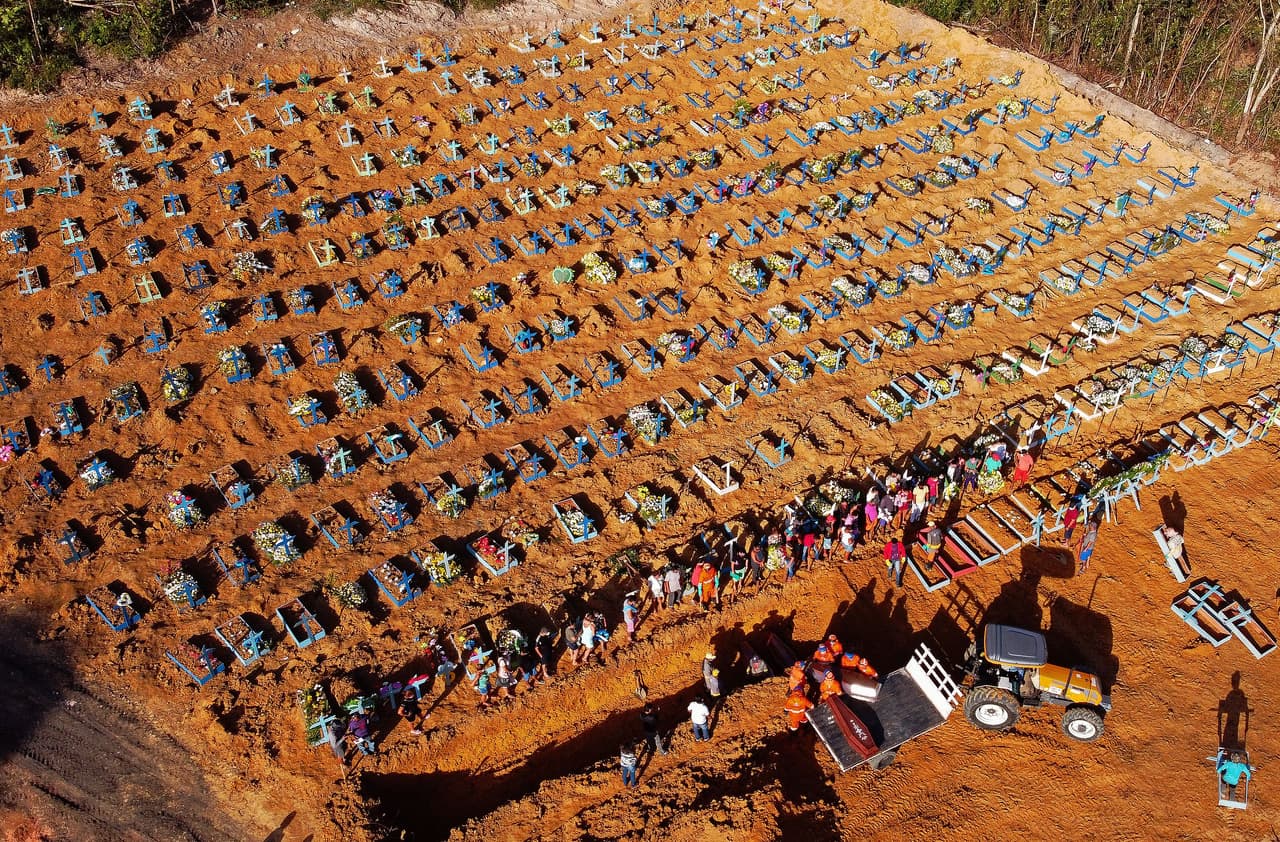 Una vista aérea del cementerio Parque Taruma, en Manaos. El primer afectado por la enfermedad en el estado Amazonas se detectó el 13 de marzo.