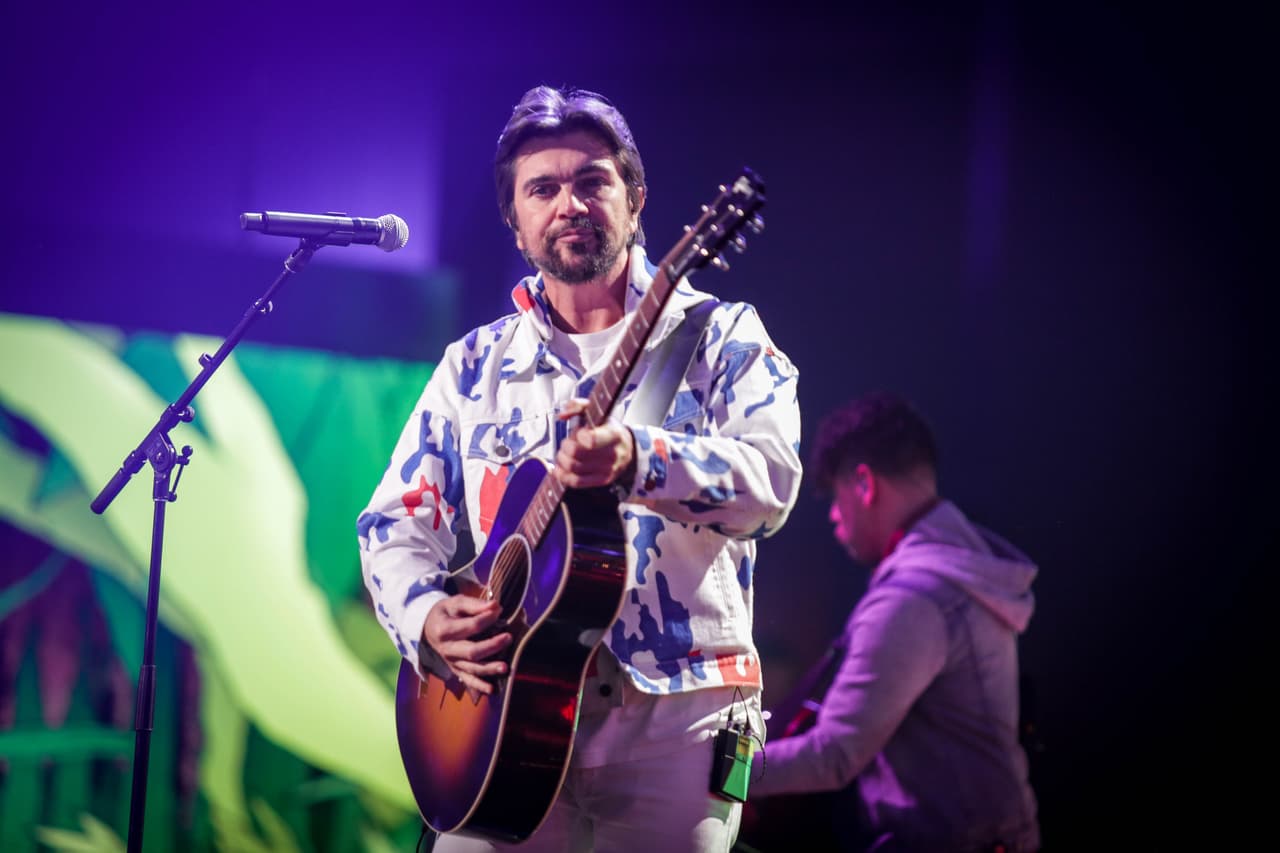 El 
<a href="https://www.univision.com/shows/premio-lo-nuestro">vibrante vallenato </a>q ue ya lleva casi 40 millones de vistas en Youtube, hizo que la audiencia cantara con él alegremente.