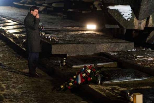 Hoy 27 de enero se conmemoran 70 años liberación de Auschwitz, el campo de concentración donde millones de seres humanos perdieron la vida por la terrible idea de exterminación de la población judía. Impresionante video #Auschwitz70 aquí Galería que la humanidad no debe olvidar.