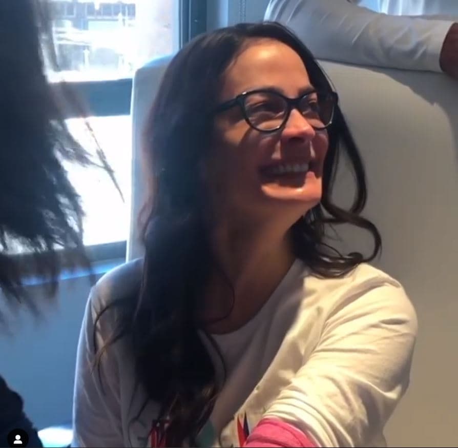 La juez de Mira Quién Baila All Stars 2020 
<a href="https://www.univision.com/famosos/dayanara-torres-rompio-a-llorar-al-recibir-refuerzos-inesperados-horas-antes-de-su-batalla-final-contra-el-cancer-video" target="_blank">publicó un video en su cuenta de Instagram</a> en el que mostró cómo sus hermanos viajaron a Los Ángeles para sorprenderla y acompañarla en este importante cierre de ciclo.