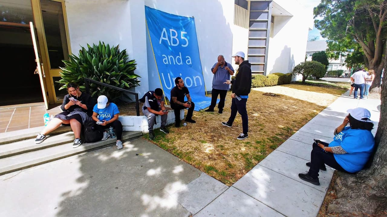 Uber y Lyft han estado luchando contra la aprobación del proyecto de ley, pero prometen seguir trabajando con los conductores para mejorar la calidad y la seguridad del trabajo independiente.
<br>