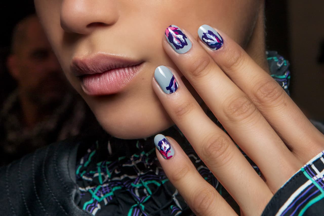 <b>6. Nail art elegante. </b>Decorados sutiles poco exagerados se llevan en la uñas. Durante esta temporada atrévete a experimentar con estos femeninos diseños.
<br>