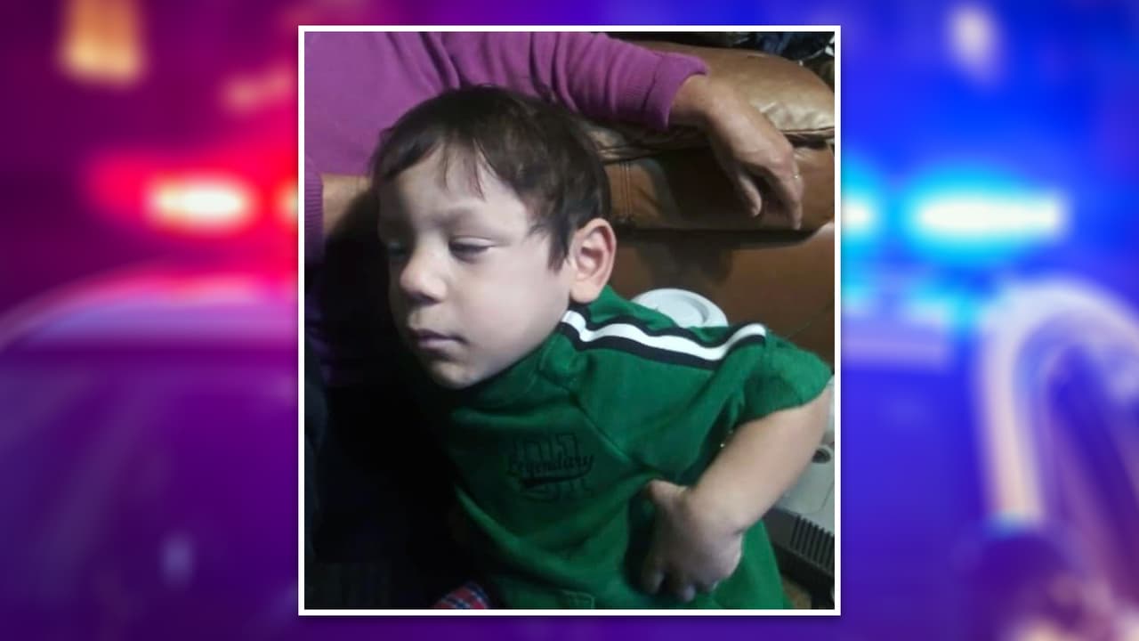 Agentes visitaron el hogar de Noel y conversaron con su madre. 
<b>La mujer señaló que el niño estaba en México, viviendo con su padre biológico</b>. Según las autoridades, después de ese momento no existían indicios para continuar con la búsqueda del pequeño, que sufre de un trastorno grave del desarrollo, además de discapacidades físicas y 
<b>una enfermedad pulmonar crónica, requiere tratamiento y oxígeno regularmente.</b>