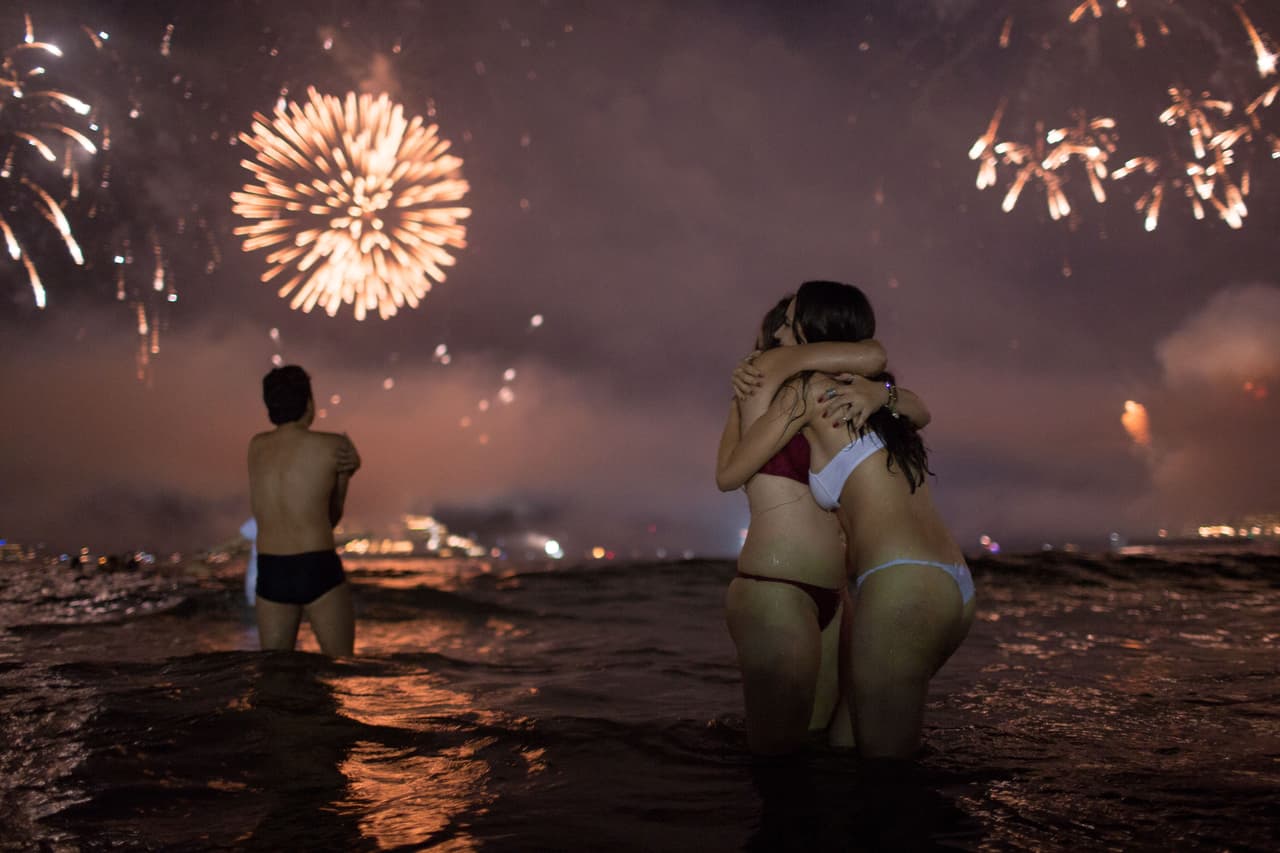 Dos chicas se abrazan en Copacabana, Brasil, mientras reciben el Año Nuevo.