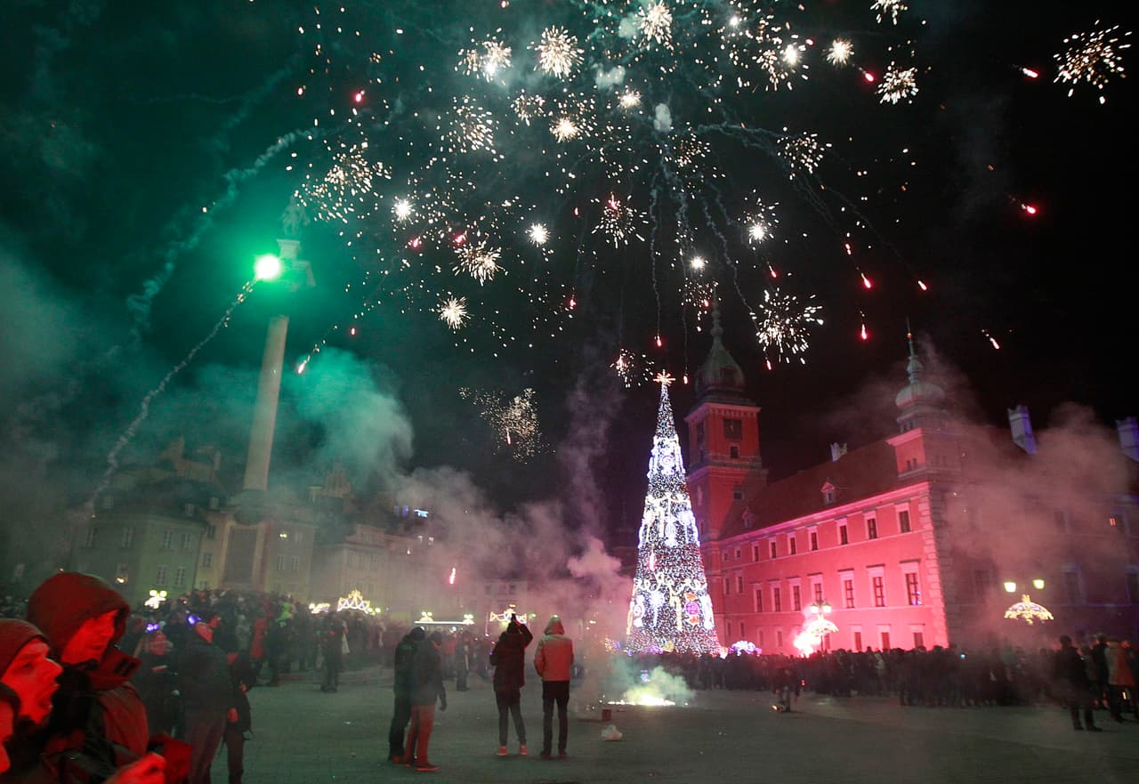 Fuegos artificiales sobre el Castillo Real en Varsovia, Polonia.