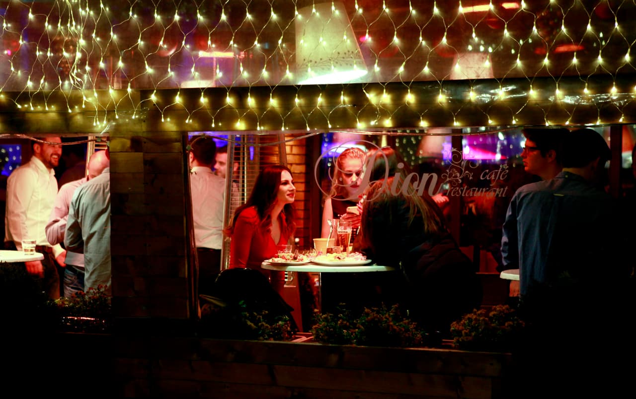 La gente recibe el 2016 en un restaurante en Macedonia.