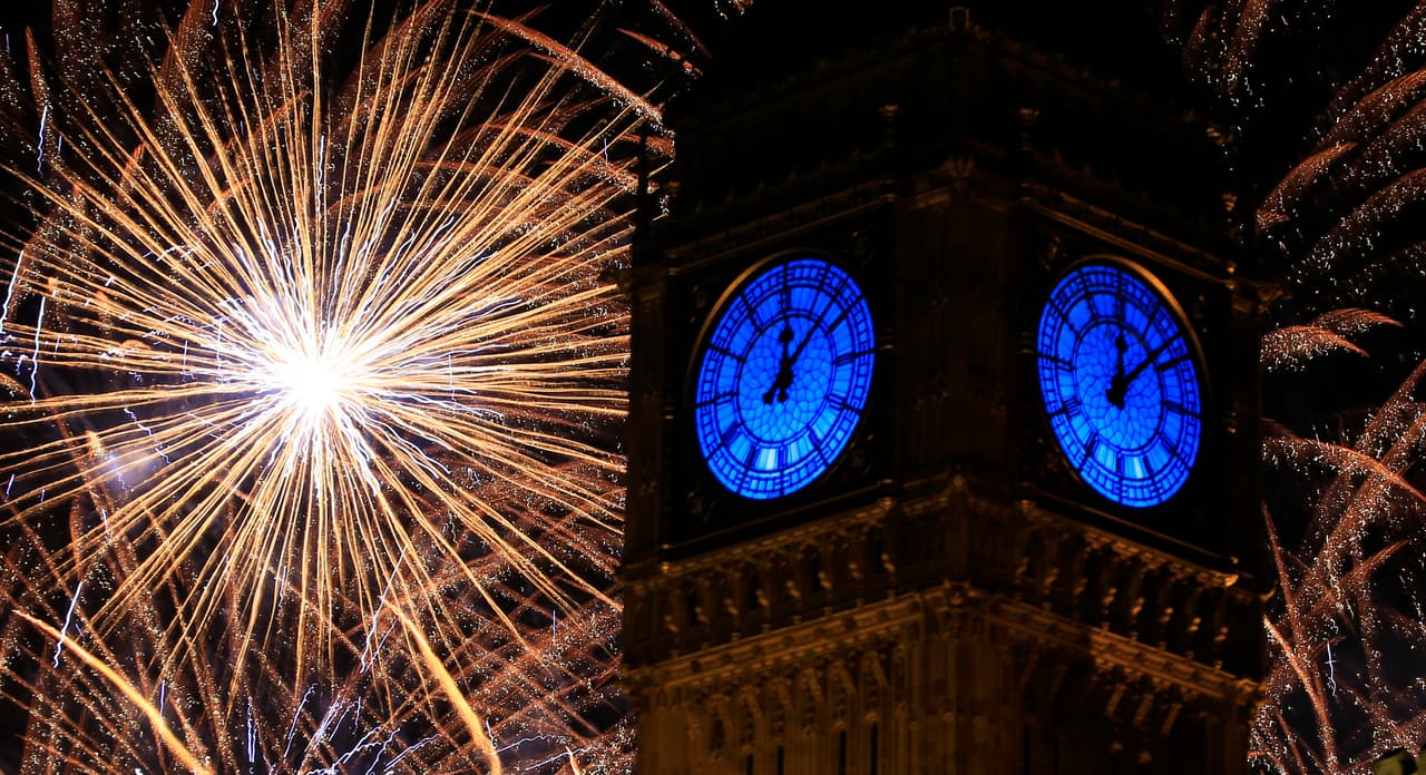 El Big Ben en Londres, con los fuegos artificiales de fondo.