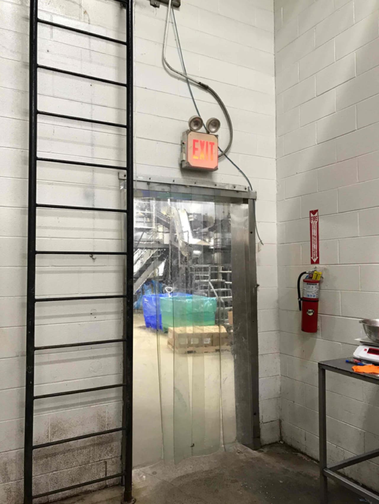 Avisos de las salidas de emergencia dañados.