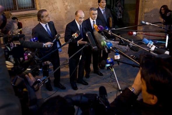 La infanta Cristina explicó durante seis horas y media de declaración judicial por el caso Nóos que se desentendió de la gestión de Aizoon, la empresa que creó al 50 % con Iñaki Urdangarin, porque confiaba plenamente en su marido, informaron fuentes jurídicas. La infanta se desligó de la administración de la sociedad familiar y aseguró que no participó en ninguna actividad del Instituto Nóos, la entidad a través de la cual Urdangarin presuntamente malversó fondos públicos. Durante el detallado interrogatorio de Castro, el primer juez que ha imputado a un miembro de la Familia Real española, la infanta admitió que hizo gastos personales con la tarjeta de crédito de Aizoon, porque entendía que no era ilegal y ha detallado que dispone de tres o cuatro tarjetas de esa clase, negando que ella o su marido tengan ninguna cuenta en paraísos fiscales y que el motivo de su presencia en la empresa que compartía con su marido fuese actuar de escudo ante Hacienda, algo que hubiera rechazado por principios. También aseguró que cuando el asesor del Rey José Manuel Romero le pidió en 2006 a Urdangarin que abandonara el Instituto Nóos, ella entendió que se trataba de evitar la mala imagen que podía acarrear que la entidad se viera envuelta en polémicas políticas, pero no pensó que su marido hiciera nada ilícito. Ella dijo que los 1,2 millones de euros que recibió de su padre para la compra de la casa del matrimonio en la ciudad de Barcelona son un préstamo que está devolviendo poco a poco.